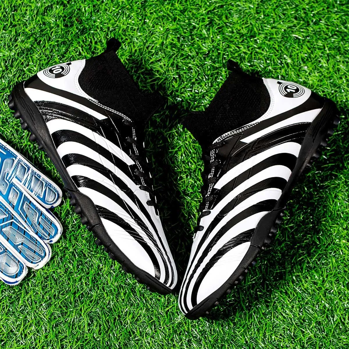 Professional Men's Lightweight and Breathable Indoor and Outdoor Training Sports Football Shoes with Cleat